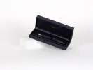 قلم حبر ناشف كروي Versailles من معدن مطلي بالفضة بنقشة guilloché، داخل علبة عرض مفتوحة، SKU IB02677.