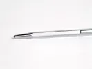 Stylo bille Versailles, SKU IB02684, métal argenté guilloché, en gros plan sur fond blanc.