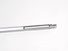 Stylo bille Versailles IB02684 en métal argenté guilloché, vu en gros plan sur fond blanc.
