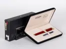 Stylo plume Aurora Talentum laqué bordeaux avec finitions dorées, présenté dans son coffret, SKU IB02693.