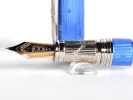 قلم حبر David Oscarson الأزرق، مجموعة كريستال، SKU IB02730، مع ريشة 18 قيراط وتفاصيل فضية.