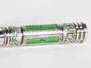 Stylo plume Ferrari Da Varese Four Seasons, SKU IB02737, corps en émail vert et argent 925 en gros plan.