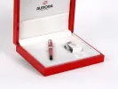 Stylo plume Aurora IB02742 Saint-Pétersbourg en argent massif, présenté dans son coffret rouge avec accessoires.