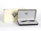 قلم حبر Visconti Opera، SKU IB02769، باللون الأسود مع زخرفة فضية، معروض داخل علبة مفتوحة.