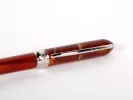 قلم حبر ناشف Visconti IB02781 ببدن من الراتنج الكهرماني ومشبك فضي لامع، ظاهر عن قرب على خلفية بيضاء.