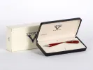 قلم حبر ناشف Visconti IB02781 باللون العسلي مع زخرفة فضية، داخل علبة عرض.