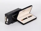 Stylo bille Aurora Talentum noir à garniture dorée, présenté dans son écrin ouvert, SKU IB02850.