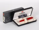 Stylo bille Aurora Ipsilon rouge dans son écrin, SKU IB02872, avec garniture argentée.