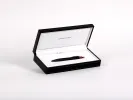 Stylo bille Jorg Hysek Pens IB02896 Kilada noir et rouge dans un coffret ouvert.