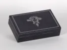 Boîte de stylo plume Montegrappa Gea, SKU IB02911, écrin noir avec motif gravé sur le couvercle.