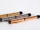 طقم Visconti Musei Vaticani «Le Grottesche»، SKU IB02915، يظهر ثلاثة أقلام حبر منقوشة بأطراف سوداء بتشطيبات ذهبية وفضية وذهبية وردية.