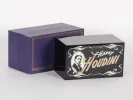 قلم حبر Krone Pens IB02922 Houdini داخل علبة سحرية سوداء، مع صندوق عرض يحمل العلامة.