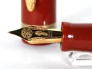 Stylo plume Delta Native Americans, SKU IB02935, avec plume or 18 cts et corps rouge et vert en gros plan.