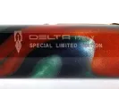 Stylo plume Delta Native Americans, SKU IB02935, gros plan du corps rouge, vert et noir avec l’inscription « Delta Special Limited Edition ».