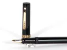 قلم حبر Stipula Florentia، SKU IB02965، باللون الأسود مع زخرفة فضة 925 وريشة ذهب 18 قيراط، على خلفية بيضاء.