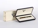 قلم Visconti IB02969 حبر ناشف كُرَوي باللون العسلي مع زخرفة فضية، معروض داخل علبة مفتوحة مع الصندوق.