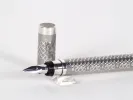 Stylo plume Omas pens IB02976 Ingegno Scrittorio en finition argentée niellée, capuchon et plume visibles.