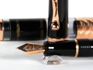 Stylo plume Visconti Moonlight Voyager, SKU IB02987, finition noire et dorée rose avec plume 14 cts et encrier de voyage assorti en gros plan.