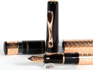 Stylo plume Visconti Moonlight Voyager, SKU IB02987, finition noire et dorée rose avec encrier de voyage assorti et plume dorée.