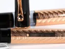 Stylo plume Visconti Moonlight Voyager, SKU IB02987, montrant un stylo noir et vermeil rose avec son encrier de voyage assorti.