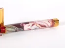 قلم حبر Omas pens IB02991 كازانوفا ببدن من الخزف الملوّن وزخرفة ذهبية، ظاهر عن قرب.