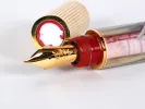 قلم حبر Omas pens IB02991 كازانوفا مع ريشة ذهبية وغطاء أحمر وذهبي، ظاهر عن قرب.