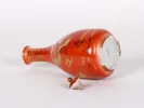 Pot à sake ancien en porcelaine, SKU IB03053, rouge orangé avec décor doré, montré couché sur le côté avec base cassée.