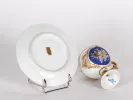 فنجان قهوة وصحن من سيفر، بورسلان أزرق ملكي مزخرف بالذهب، ظاهر من الأسفل، SKU IB03191.