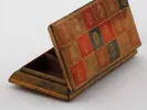 علبة من الجلد المحدب مزخرفة بميداليات وثلاث حُجُرات، SKU IB03196.