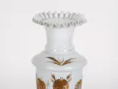 IB03210 مزهريَّة من الأوبالين البيضاء بعنق مُسنَّن وزخارف زهرية مذهَّبة، على خلفية بسيطة.