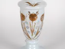 مزهريَّة من الاوبالين بعنق مُسنَّن - IB03210، مزهريَّة أوبالين بيضاء بزخارف زهرية مذهَّبة