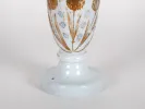 مزهريَّة من الأوبالين بعنق مُسنَّن، SKU IB03210، بيضاء مع زخارف زهرية مَطليَّة ومُذهَّبة.