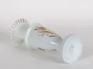 IB03210 مزهريَّة من الأوبالين البيضاء بعنق مُسنَّن، بزخرفة ملوَّنة ومذهَّبة، مصوَّرة على جانبها.