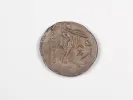 SKU IB03473: قطعة فضية يونانية لأليكساندر لو غران، وتظهر أثينا تحمل رمحاً على الوجه الآخر.