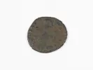 SKU IB03552: قطعة نقدية رومانية برونزية مهترئة لفالانتينيين الأول، تظهر عملة متآكلة على خلفية بيضاء.