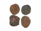 SKU IB03568 : quatre pièces byzantines en bronze, des follis, présentées ensemble sur fond blanc.