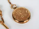 IB03774 ساعة جيب من القرن التاسع عشر من الذهب، ظهر محفور بزخارف زهرية، مع السلسلة الأصلية ومفتاح ذهبي