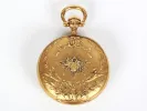 ساعة جيب ذهبية من Poitevin & Lejeune، SKU IB03778، مع زخرفة زهرية وأكاليل محفورة على الظهر.
