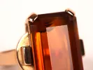 IB03781 خاتم قديم من الذهب الأصفر مع توباز مركزي بقصة الزمرد، لقطة مقرّبة للتثبيت.