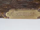 Gros plan sur la base de la sculpture en bronze marquée « J. MOIGNEZ » de Jules Moigniez, SKU IB04049.