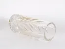 مزهريَّة فرنسية من البلَّور المحفور بزخرفة السرخس، SKU IB04108، معروضة على جانبها.