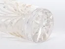 مزهريَّة فرنسية من البلَّور، SKU IB04108، بزخرفة سرخس محفورة سميكة، في لقطة مقرّبة.