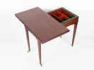IB04188 طاولة لعب من طراز لويس السادس عشر من خشب الأكاجو، بسطح مفتوح ومقصورة داخلية مقسمة وأربع أرجل مدولبة.