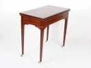 SKU IB04188: طاولة لعب من طراز لويس السادس عشر من خشب الأكاجو المطعّم، بأربع أرجل مدببة على عجلات، ظاهرة وهي مغلقة.