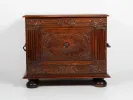 IB04199 Coffre en noyer du fin 18e siècle, avec décor floral sculpté, poignées en métal et pieds sphériques.