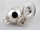 Soupière française en métal argenté, SKU IB04256, avec couvercle et deux anses; pommeau en forme de conifère visible.