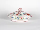 Soupière Haviland, SKU IB04286, en porcelaine blanche décorée de fleurs et de motifs chinois, avec couvercle et liserés rouges.