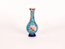 مزهريّة بزهرة واحدة Longwy Ceramic، SKU IB04427، من فخّار مزجّج مزخرف بأزهار نافرة، معروضة على خلفية بيضاء.