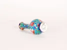 مزهريّة بزهرة واحدة من Longwy Ceramic، SKU IB04427، من فخّار خزفي ملوّن مزخرف بأزهار نافرة، معروضة على جانبها.