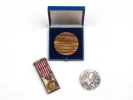 Three bronze medals, SKU IB04483, shown with one in a blue box and two loose medals on a white background.